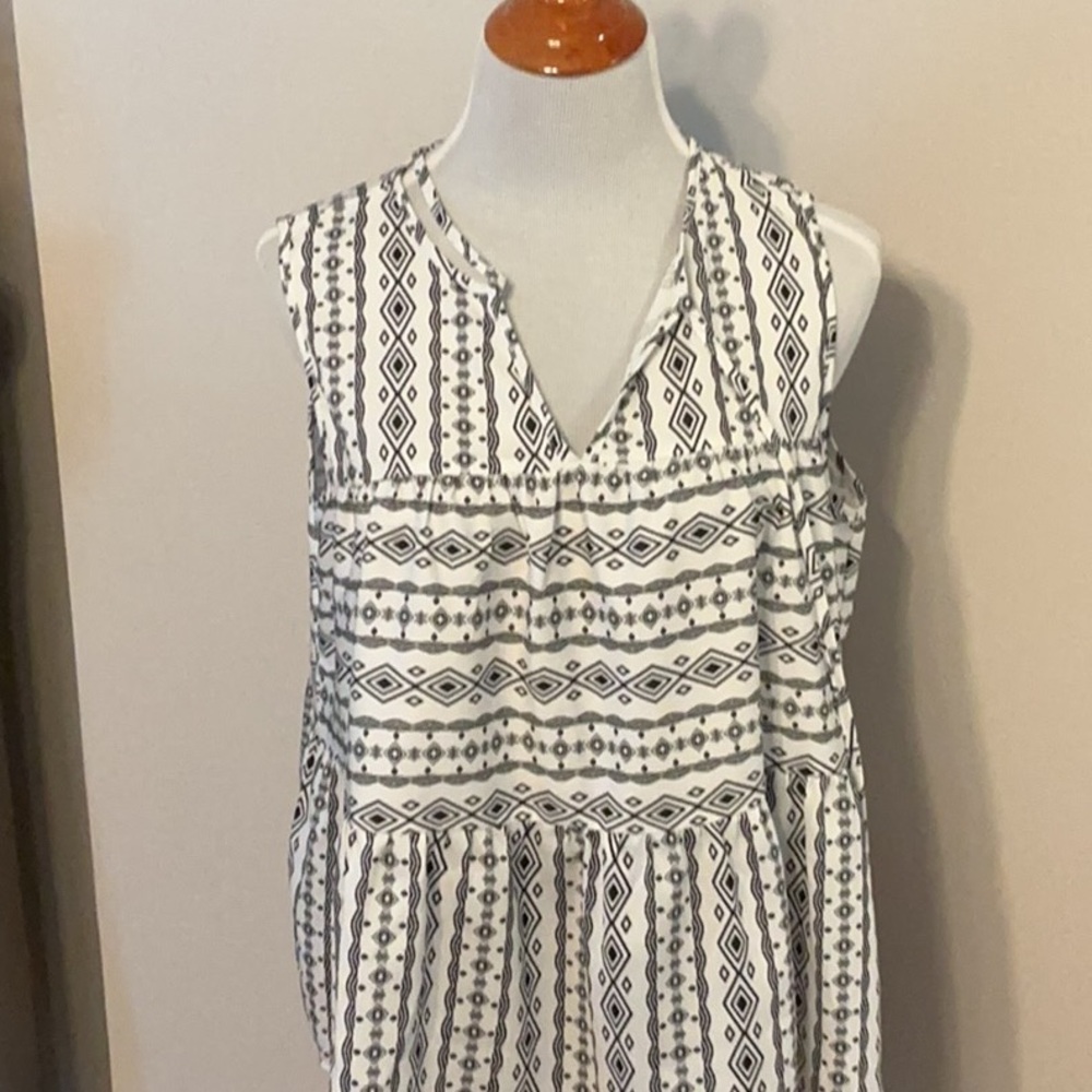 Sleeveless Black and White Patterned Top